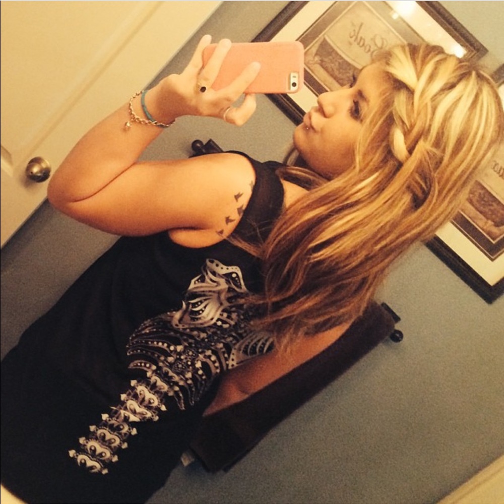 Hot Topic Spine collared tank